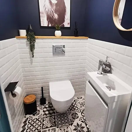 Les Remparts De Caroline, Au Pied De La Cite. Carcassonne