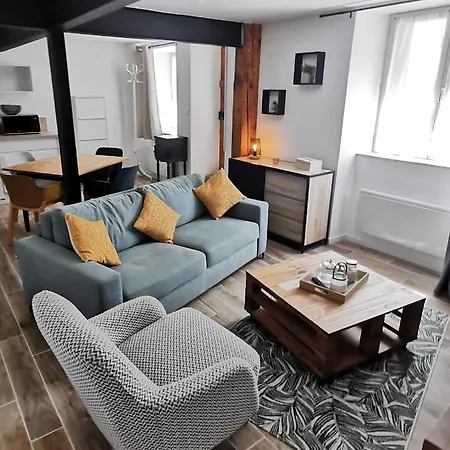 Les Remparts De Caroline, Au Pied De La Cite. Каркассонн