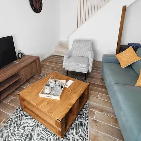 Les Remparts De Caroline, Au Pied De La Cite.