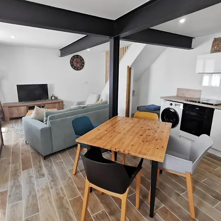 Les Remparts De Caroline, Au Pied De La Cite.