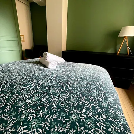 Les Remparts De Caroline, Au Pied De La Cite. * Carcassonne