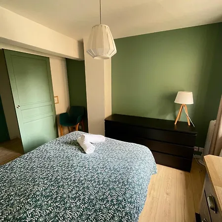 Les Remparts De Caroline, Au Pied De La Cite.