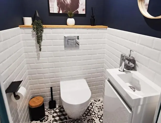 Les Remparts De Caroline, Au Pied De La Cite. Carcassonne