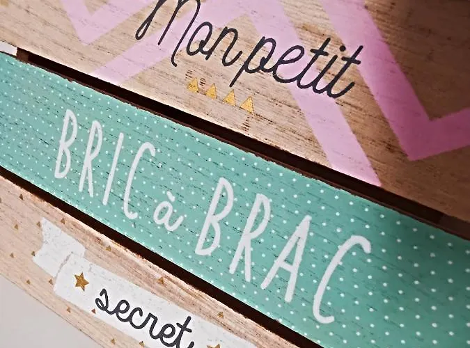 Les Remparts De Caroline, Au Pied De La Cite. *