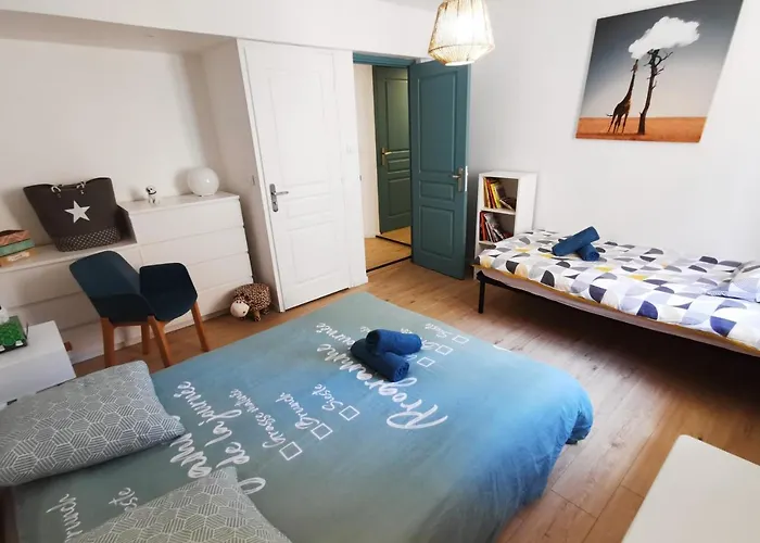 Les Remparts De Caroline, Au Pied De La Cite.