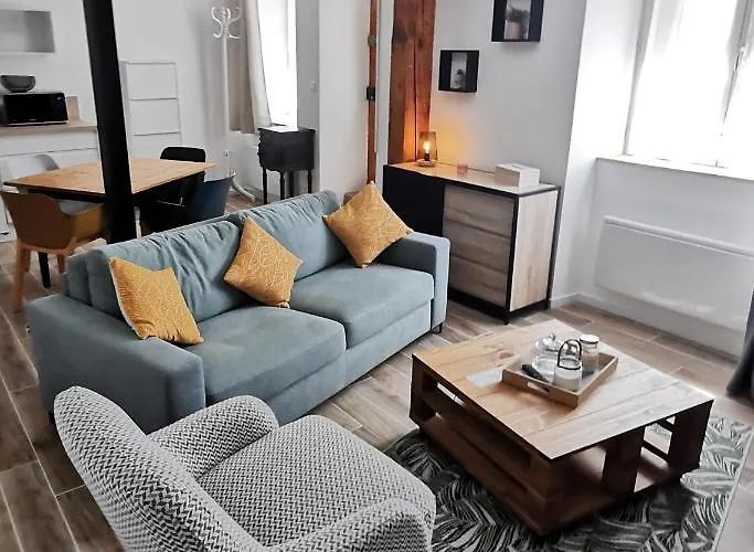 Les Remparts De Caroline, Au Pied De La Cite. Carcassonne