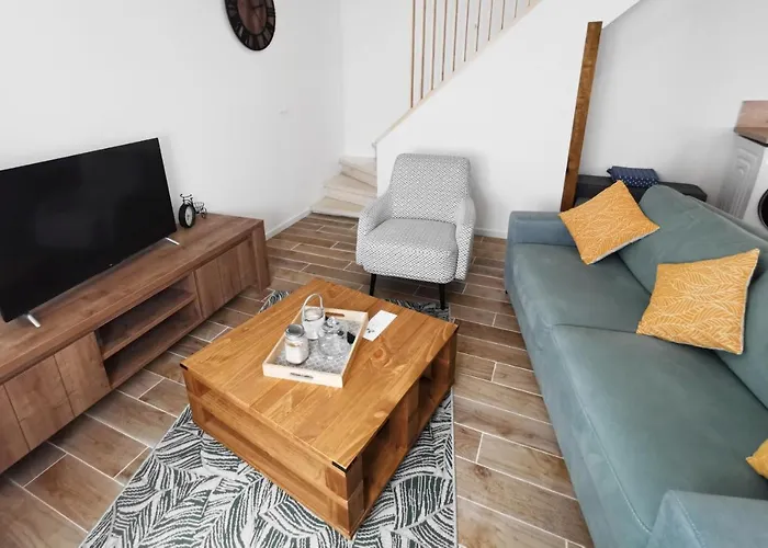 Les Remparts De Caroline, Au Pied De La Cite.