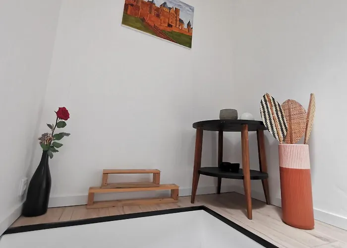 Les Remparts De Caroline, Au Pied De La Cite. *