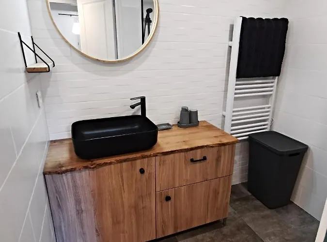 Les Remparts De Caroline, Au Pied De La Cite. Holiday home Carcassonne