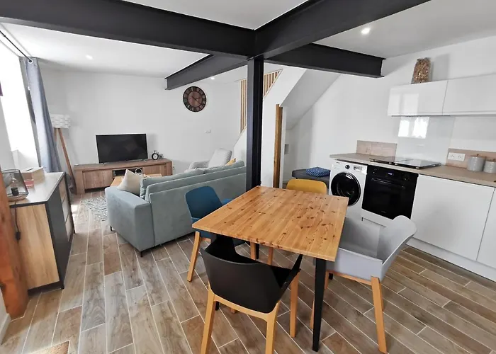 Les Remparts De Caroline, Au Pied De La Cite.