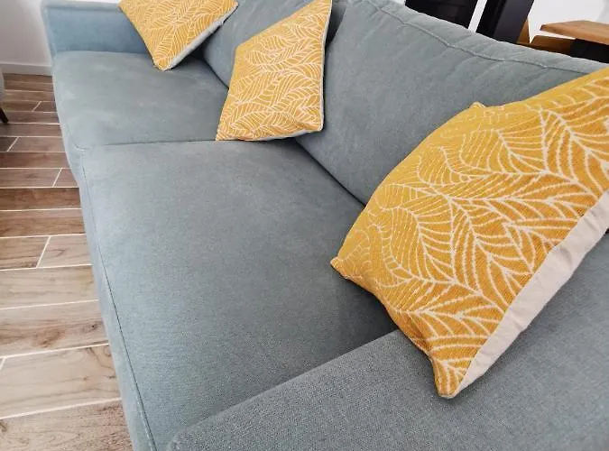 Les Remparts De Caroline, Au Pied De La Cite. * Carcassonne