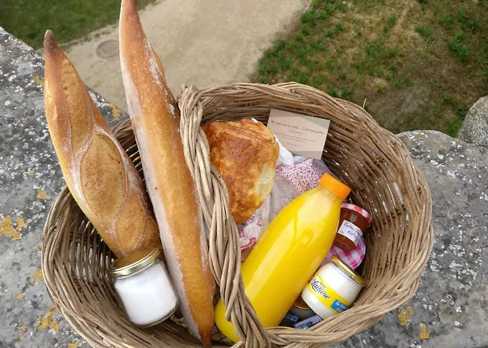 Les Remparts De Caroline, Au Pied De La Cite. Carcassonne