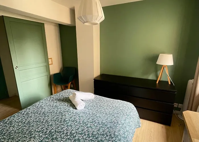 Les Remparts De Caroline, Au Pied De La Cite.